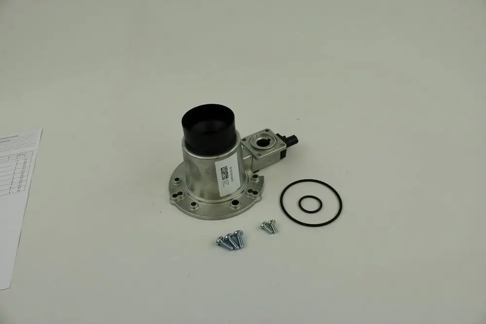 Bosch Venturi, Monierelement aus Metall, mit schwarzem Anschluss und mehreren Schrauben in der Nähe, sowie einer Dichtung und einer Dokumentation im Hintergrund.